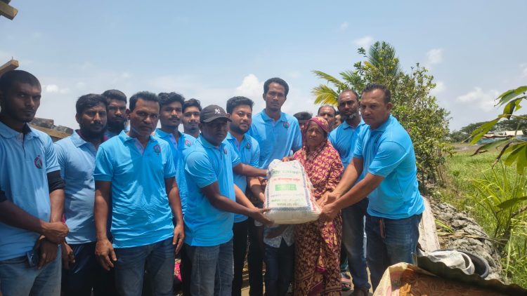 কলাপাড়ায় ঝড়ে ক্ষতিগ্রস্ত আট পরিবারকে সহায়তা দিল ‘পাশে দাঁড়াই’ সেচ্ছাসেবী সংগঠন