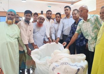 কলাপাড়ায় দেড়’শ জেলে পেলেন ইলিশ ধরার সাইন জাল