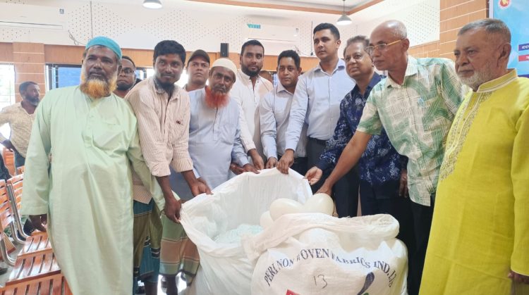 কলাপাড়ায় দেড়’শ জেলে পেলেন ইলিশ ধরার সাইন জাল
