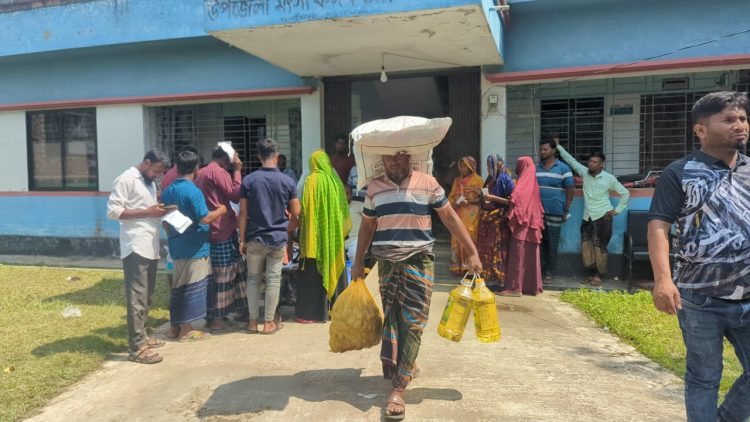 দশমিনায় জেলেদের মাঝে খাদ্য সামগ্রী বিতরণ