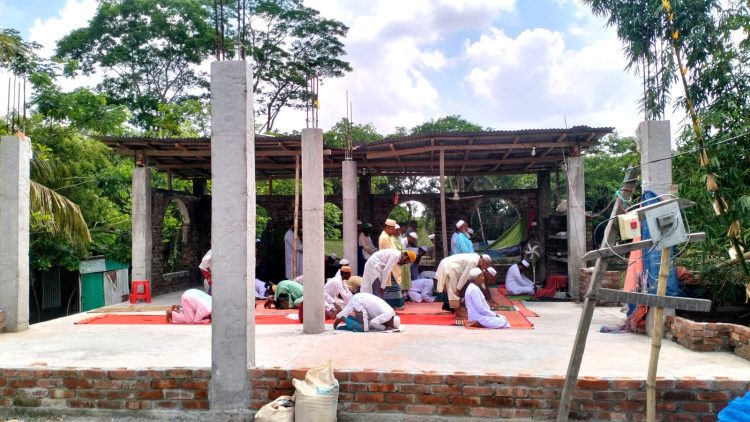 কলাপাড়ায় দেড়’শ বছরের পুরনো মসজিদে খোলা আকাশের নিচে নামাজ পড়ছেন মুসল্লীরা