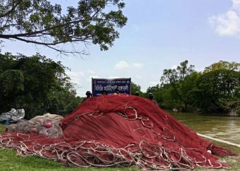 নিষেধাজ্ঞা অমান্য করে সাগরে মাছ ধরায় তিন ট্রলার মালিককে জরিমানা