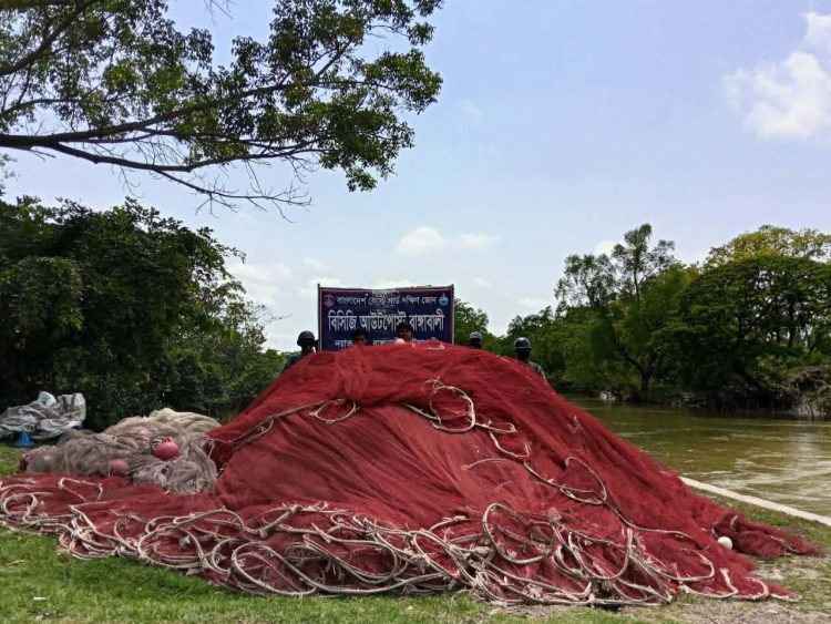 নিষেধাজ্ঞা অমান্য করে সাগরে মাছ ধরায় তিন ট্রলার মালিককে জরিমানা