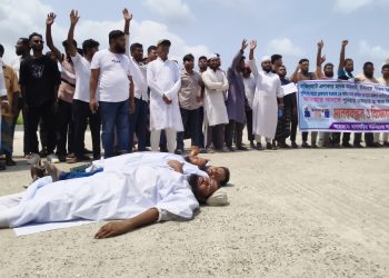 ‎জামিনে বেরিয়েই বাদীকে প্রাণনাশের হুমকি: পটুয়াখালীতে কাফনের কাপড় পরে মানববন্ধন ও বিক্ষোভ