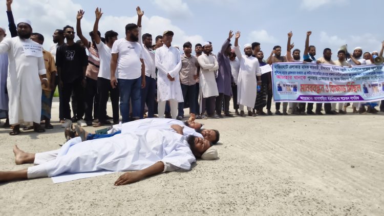 জামিনে বেরিয়েই বাদীকে প্রাণনাশের হুমকি: পটুয়াখালীতে কাফনের কাপড় পরে মানববন্ধন ও বিক্ষোভ
