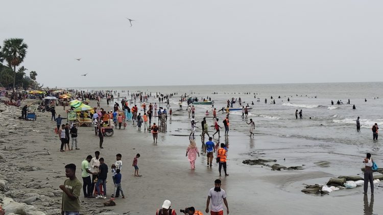 ঈদকে ঘিরে পর্যটন কেন্দ্র কুয়াকাটায় পর্যটকের আনাগোনা বেড়েছে