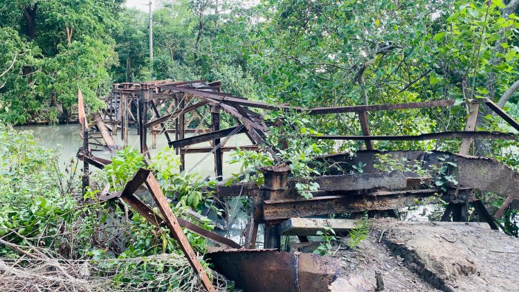 রাঙ্গাবালীতে ঝুঁকিপূর্ণ লোহার সেতু ভেঙে পড়ল খালে, এক পথচারী আহত