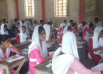 গলাচিপায় পরীক্ষার প্রশ্নপত্র বিতরণে বারবার বিলম্ব, ক্ষুব্ধ শিক্ষার্থী–অভিভাবক
