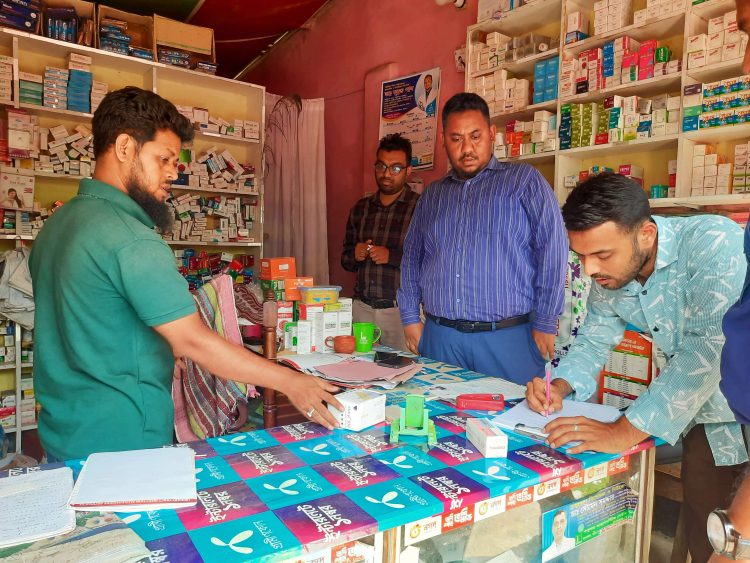 কাউখালীতে মেয়াদোত্তীর্ণ ঔষধ রাখায় তৌহিদ মেডিকেল হলকে জরিমানা