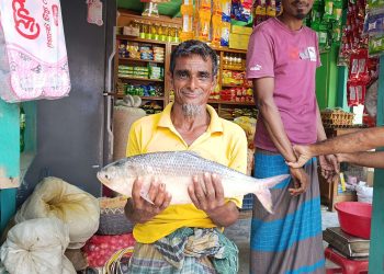 দুমকির পায়রা নদীতে ধরা পড়ল ২ কেজির ইলিশ, খুশিতে আত্মহারা জেলে