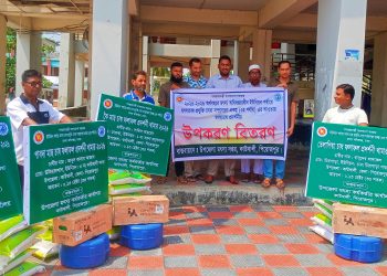 কাউখালীতে মৎস্য চাষিদের মাঝে প্রদর্শনী উপকরণ বিতরণ