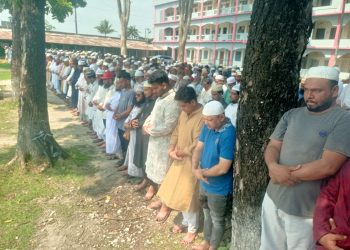 দুমকি উপজেলা পরিষদের সাবেক চেয়ারম্যান শাহজাহান সিকদারের জানাজায় মানুষের ঢল