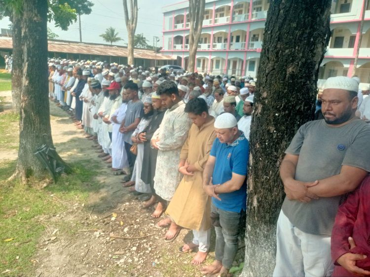 দুমকি উপজেলা পরিষদের সাবেক চেয়ারম্যান শাহজাহান সিকদারের জানাজায় মানুষের ঢল