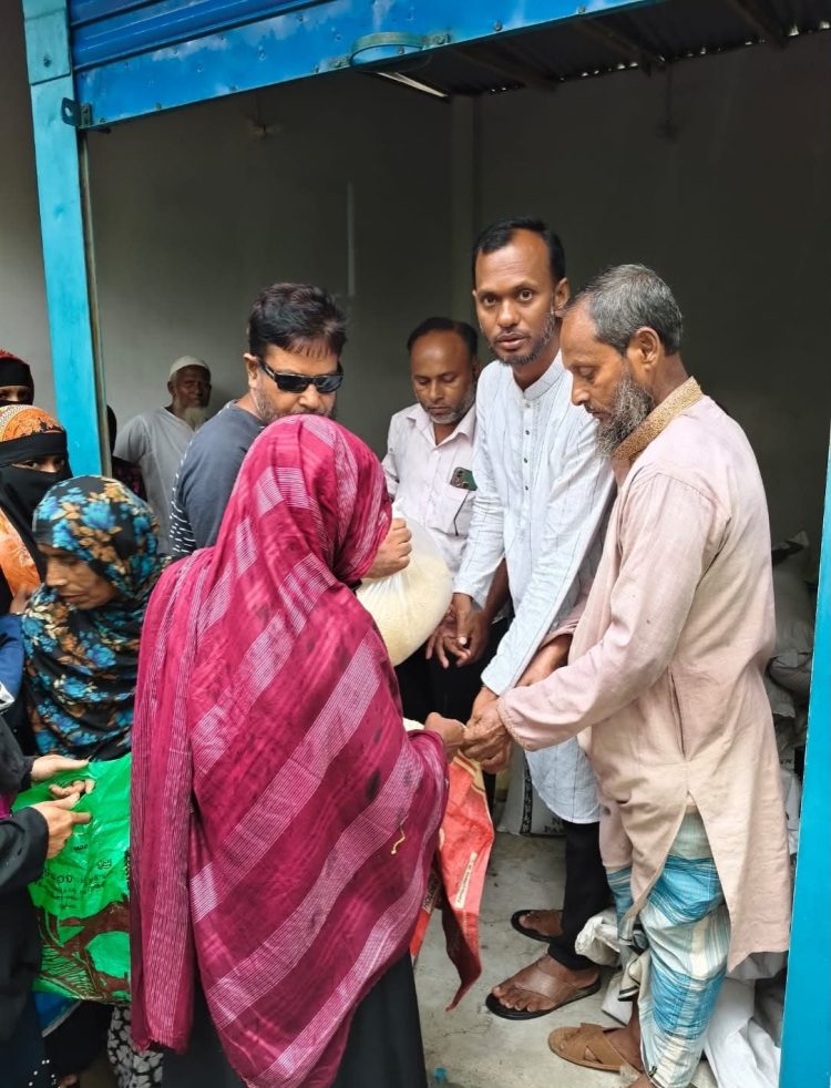 মির্জগঞ্জে বিএনপি নেতা শামিমের উদ্যোগে পাঁচশতাধিক হতদরিদ্রদের মাঝে চাল বিতরণ