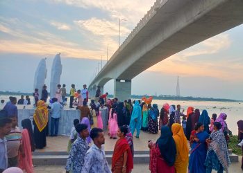 ঈদের ছুটিতে কাউখালীর কঁচা নদীর তীরে মানুষের ঢল, স্থায়ী বিনোদন কেন্দ্রের দাবি