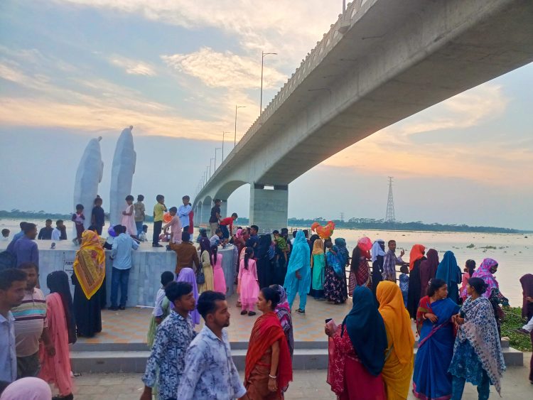 ঈদের ছুটিতে কাউখালীর কঁচা নদীর তীরে মানুষের ঢল, স্থায়ী বিনোদন কেন্দ্রের দাবি