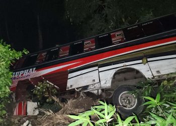 ‎বাউফলে ফোনে কথা বলতে গিয়ে বাস খাদে পড়ে ১ জন নিহত, আহত ১০