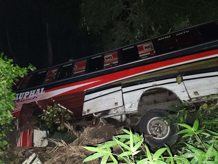 ‎বাউফলে ফোনে কথা বলতে গিয়ে বাস খাদে পড়ে ১ জন নিহত, আহত ১০