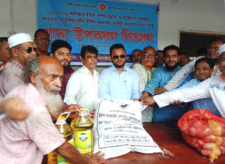 গলাচিপায় মৎস্যজীবীদের মাঝে বিনামুল্যে খাদ্য সহায়তা সামগ্রী বিতরণ