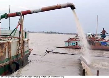 কলাপাড়ায় তীব্র ভাঙনকবলিত রাবনাবাদ নদী থেকে ফ্রি-স্টাইলে অবৈধ বালু উত্তোলন, দেখার কেউ নেই