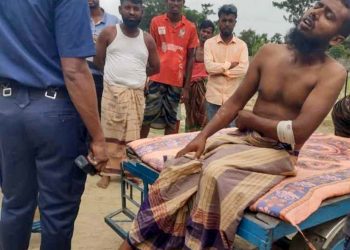 কলাপাড়ায় সাত বছরের শিশুকে বলাৎকার, মসজিদের ইমামকে গণধোলাই শেষে পুলিশে সোপর্দ