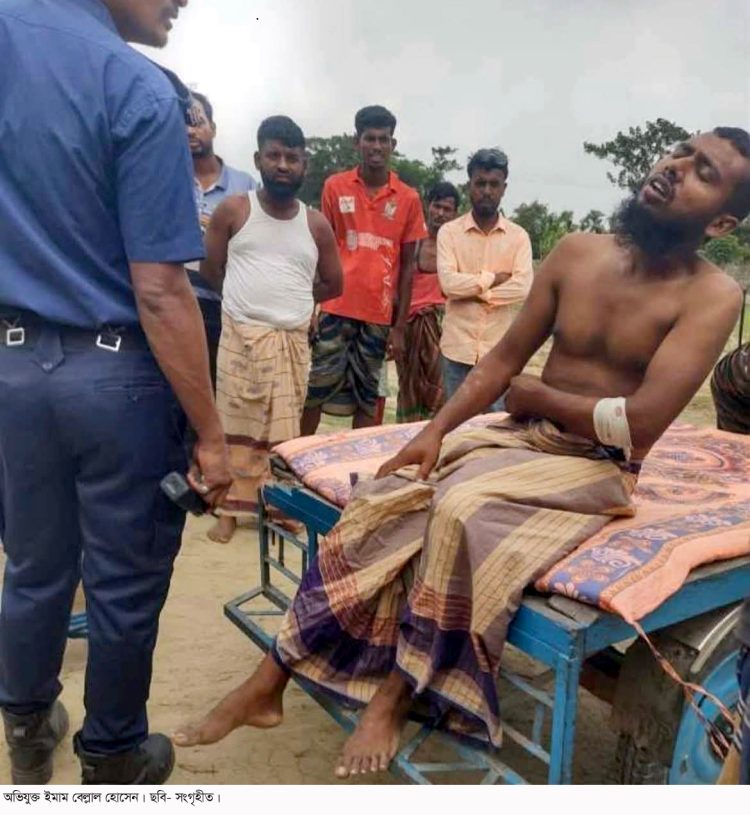 কলাপাড়ায় সাত বছরের শিশুকে বলাৎকার, মসজিদের ইমামকে গণধোলাই শেষে পুলিশে সোপর্দ