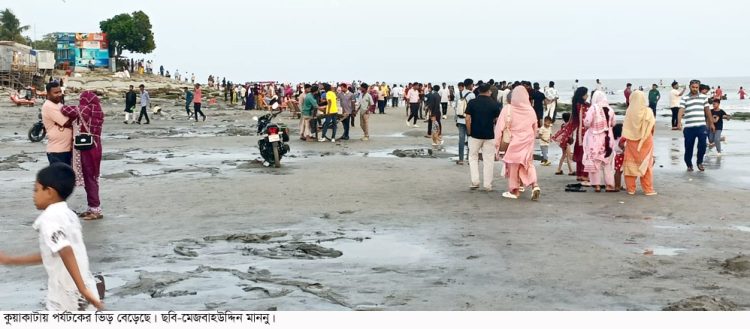 কুয়াকাটায় পর্যটকের ভিড় বেড়েছে