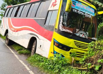 দুমকিতে দুই বাসের ক্রসিংয়ে দুর্ঘটনা, রাস্তার পাশে ছিটকে পড়ল গাড়ি