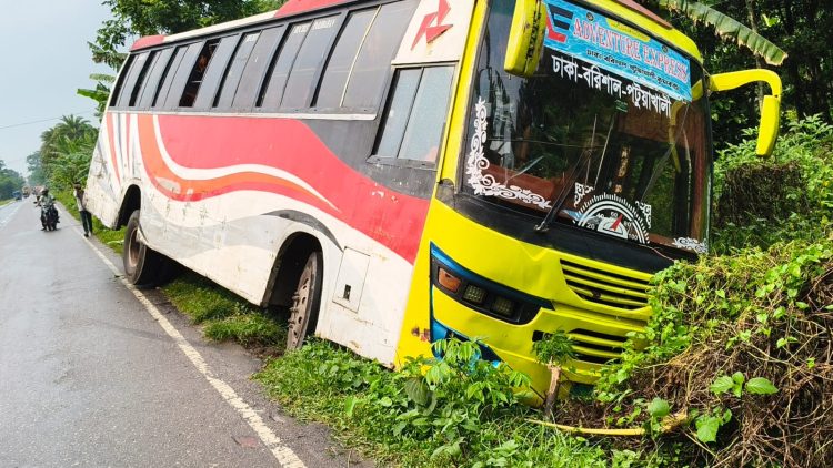 দুমকিতে দুই বাসের ক্রসিংয়ে দুর্ঘটনা, রাস্তার পাশে ছিটকে পড়ল গাড়ি