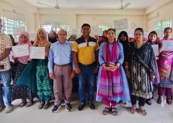 কাউখালীতে ব্র্যাকের উদ্যোগে কিশোরীদের হাঁস-মুরগি পালন প্রশিক্ষণ
