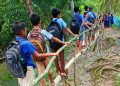 কাউখালীতে দুই কিলোমিটার কাঁচা সড়ক চলাচলের অযোগ্য, ঝুঁকি নিয়ে সাঁকো ব্যবহার করছে শিক্ষার্থীরা