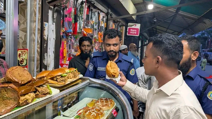 পটুয়াখালীতে অস্বাস্থ্যকর খাদ্য বিক্রির দায়ে ‘চাই পাই’ রেস্তোরাঁ সিলগালা, ২০ হাজার টাকা জরিমানা
