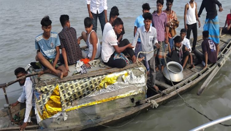 তেঁতুলিয়া নদীর মাঝখানে আটকা পড়া ১৯ পিকনিকযাত্রী উদ্ধার