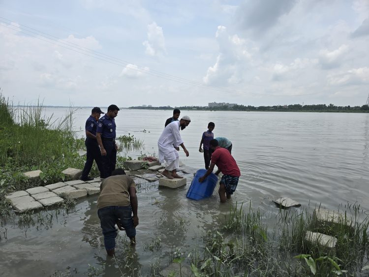 দুমকিতে ২০ লাখ টাকার অবৈধ চিংড়ির রেনু জব্দ, নদীতে অবমুক্ত