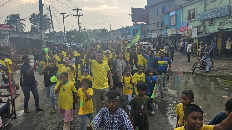 দুমকিতে ব্রাজিল সমর্থকদের বর্ণাঢ্য আনন্দ শোভাযাত্রা