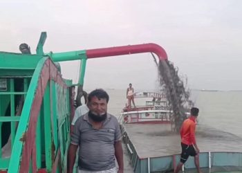 দশমিনায় নদীতে অবৈধ বালু উত্তোলন: বাল্কহেড জব্দ, ২ লাখ টাকা জরিমানা