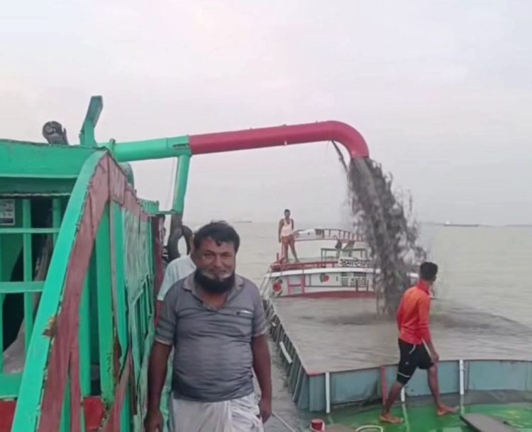 দশমিনায় নদীতে অবৈধ বালু উত্তোলন: বাল্কহেড জব্দ, ২ লাখ টাকা জরিমানা