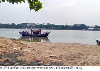 একমাত্র খেয়াঘাটে স্বঘোষিত ভাড়া ১০ টাকা; যাত্রীরা জিম্মি