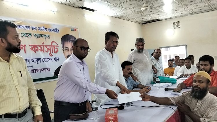 বাকেরগঞ্জে প্রধানমন্ত্রীর ত্রাণ ও কল্যাণ তহবিলের অর্থ বিতরণ