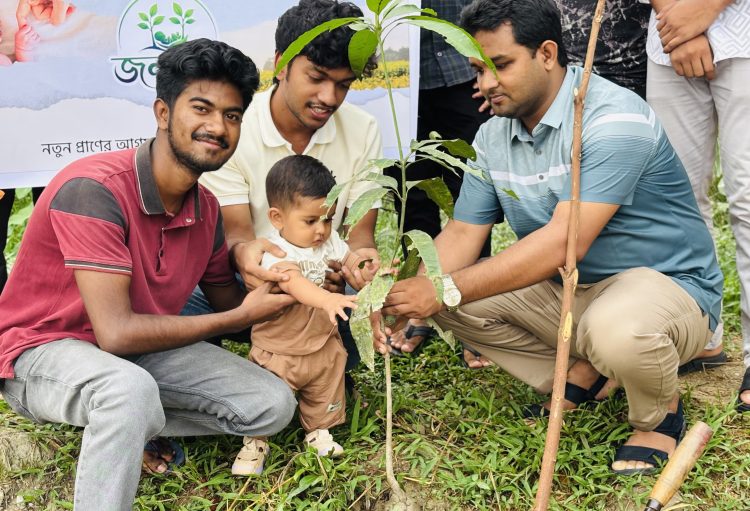 সন্তান জন্ম নিলেই উপহার দুটি গাছ, আউলিয়াপুরে ‘জন্মবৃক্ষ’ প্রকল্পের যাত্রা শুরু