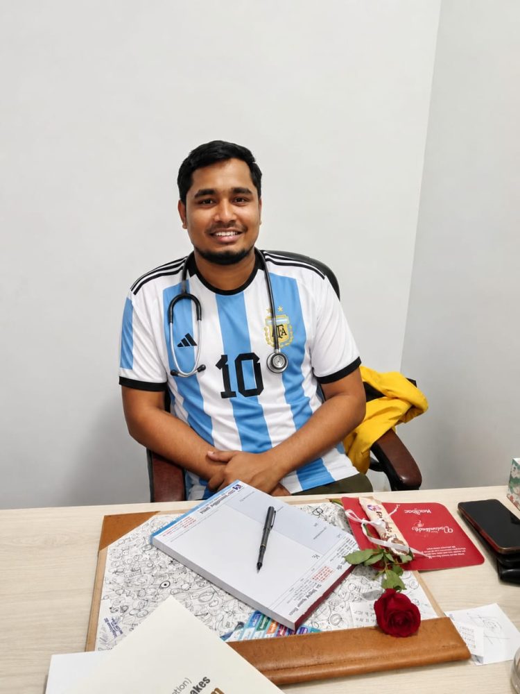 আর্জেন্টিনা জার্সি পরে আসলে রোগীদের ফ্রি চিকিৎসা দেবেন ডাঃ সাইফুল ইসলাম রনি