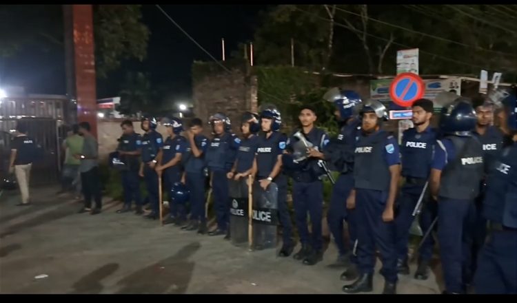 মাদারীপুরে হত্যা মামলার আসামি ছিনিয়ে নিতে থানা ঘেরাও, ৭ জন গ্রেপ্তার