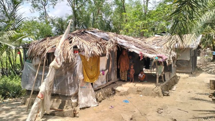 পলিথিন পাতায় মোড়ানো হাবিব-হালিমার পাশে ‘পাশে দাঁড়াই’, পাবে নতুন ঘর