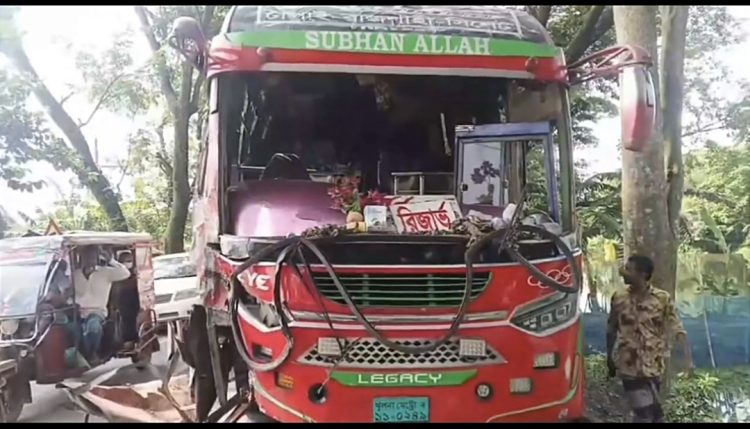 ঢাকা-বরিশাল মহাসড়কে বাসের মুখোমুখি সংঘর্ষ, আহত অন্তত ২০