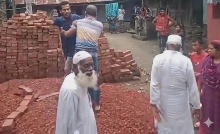 বাকেরগঞ্জে ​জমি ভাগাভাগি নিয়ে স্কুলশিক্ষকের আক্রমণাত্মক আচরণে এলাকায় চরম উত্তেজনা