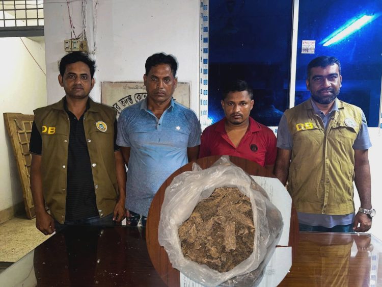 কুয়াকাটায় ১ কেজি গাঁজাসহ দুই মাদক ব্যবসায়ী আটক