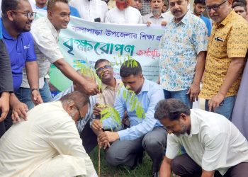পরিবেশ সুরক্ষায় কলাপাড়ায় ৫০ শিক্ষা প্রতিষ্ঠানে চারা বিতরণ