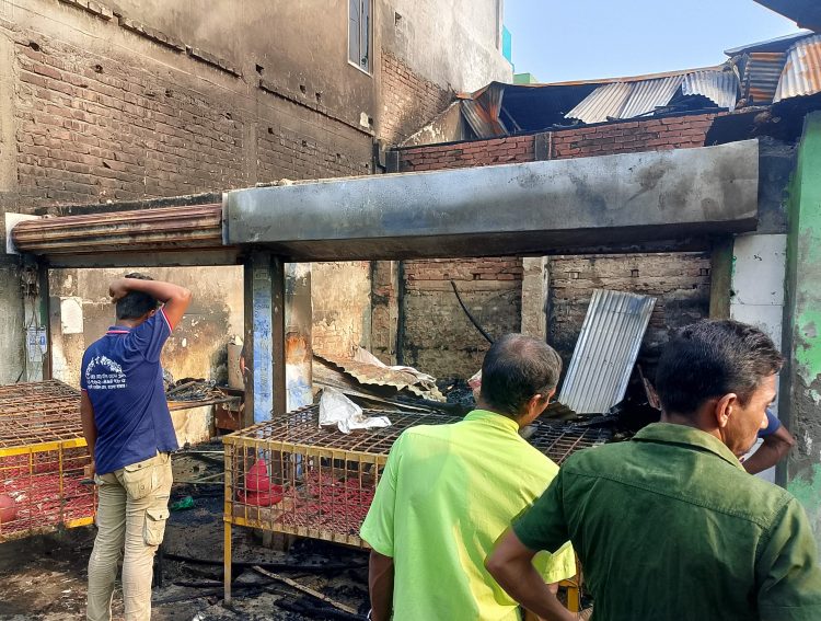 মোংলা মাছ বাজারে ভয়াবহ অগ্নিকাণ্ডে পুড়লো ৪টি দোকান