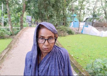দুমকিতে ২০ বছরেও জোটেনি বিধবা ভাতা: প্রতিবন্ধী ছেলেকে নিয়ে ভিক্ষা করছেন আছিয়া বেগম