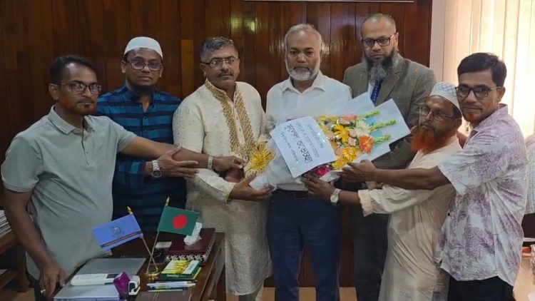 উষ্ণ অভ্যর্থনায় পবিপ্রবিতে যোগ দিলেন নতুন ভিসি ড. এস এম হেমায়েত জাহান